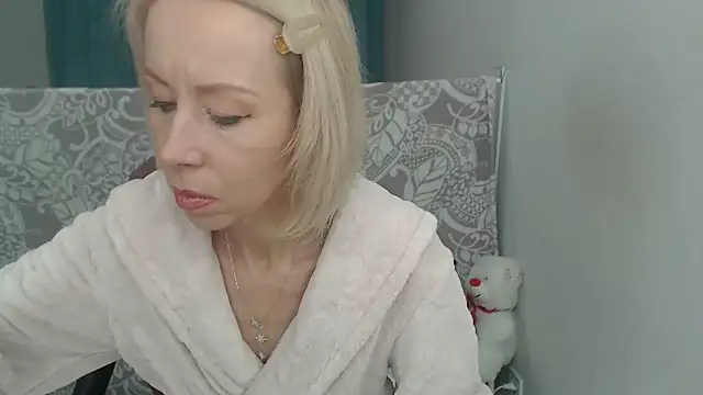 LuxuryNika online show from 11.23.25