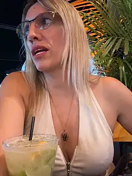 Snapshot of Gatitacarlita chatting on 12.20.24 Gatitacarlita online show from 12.20.24