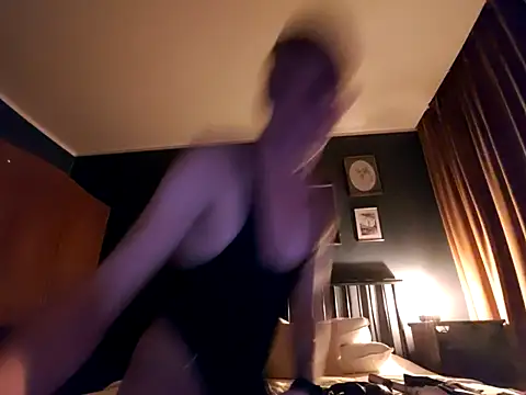 Snapshot of malpka25 chatting on 10.21.25 malpka25 online show from 10.21.25