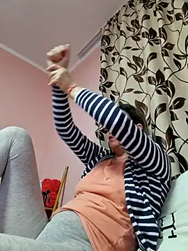 Snapshot of IsabelleCraft chatting on 03.06.25 IsabelleCraft online show from 03.06.25