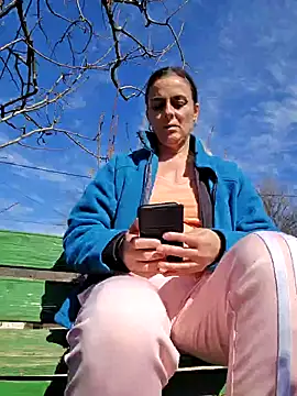 Snapshot of IsabelleCraft chatting on 03.07.25 IsabelleCraft online show from 03.07.25