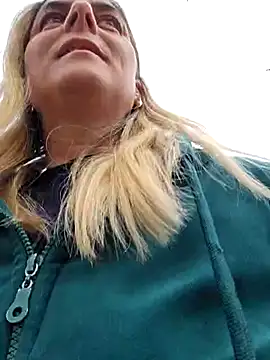 Snapshot of IsabelleCraft chatting on 03.22.25 IsabelleCraft online show from 03.22.25