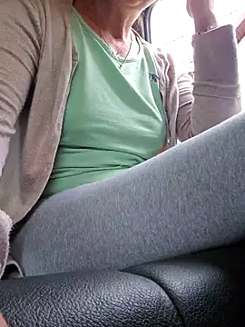 Snapshot of IsabelleCraft chatting on 09.12.25 IsabelleCraft online show from 09.12.25