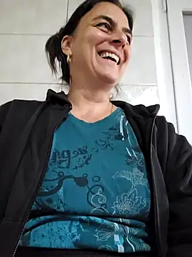 Snapshot of IsabelleCraft chatting on 09.29.25 IsabelleCraft online show from 09.29.25