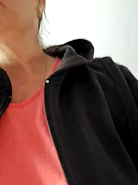 Snapshot of IsabelleCraft chatting on 11.03.25 IsabelleCraft online show from 11.03.25