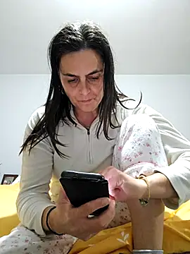 Snapshot of IsabelleCraft chatting on 11.17.25 IsabelleCraft online show from 11.17.25