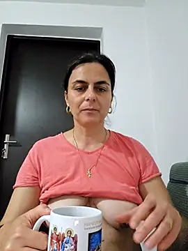 Snapshot of IsabelleCraft chatting on 12.02.25 IsabelleCraft online show from 12.02.25