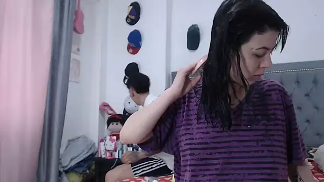 Snapshot of dulce_maria_x chatting on 10.25.25 dulce maria x online show from 10.25.25