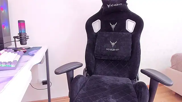 Snapshot of SkyqueenI chatting on 09.19.25 SkyqueenI online show from 09.19.25