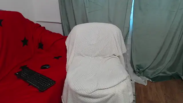 Snapshot of JullieMilf chatting on 09.28.25 JullieMilf online show from 09.28.25