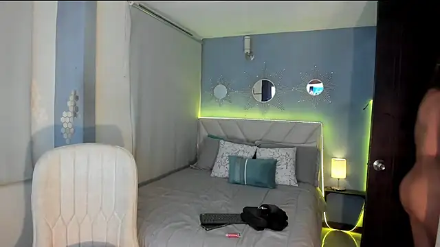 Snapshot of sexycouple4u chatting on 02.02.25 sexycouple4u online show from 02.02.25