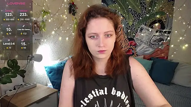 Snapshot of Dexy_Red chatting on 10.08.25 Dexy Red online show from 10.08.25