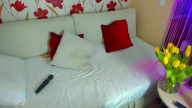 Snapshot of JennAlison chatting on 03.09.25 JennAlison online show from 03.09.25