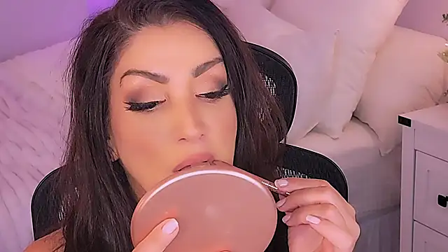 Wonderful Woman online show from 12.20.25