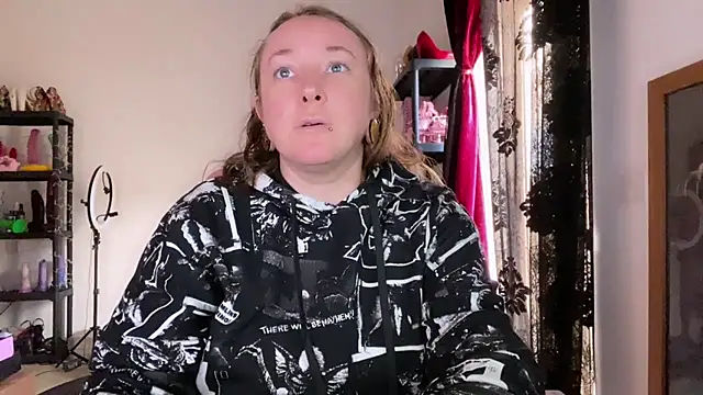 kisicaxx online show from 12.17.25