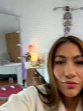 hollythomson online show from 10.09.25