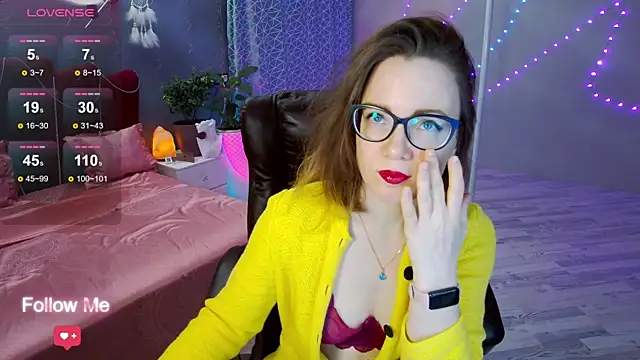 Snapshot of AngelaWhiti chatting on 02.12.25 AngelaWhiti online show from 02.12.25