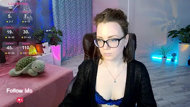 Snapshot of AngelaWhiti chatting on 03.20.25 AngelaWhiti online show from 03.20.25