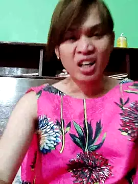 Snapshot of QueenSoreal chatting on 10.04.25 QueenSoreal online show from 10.04.25