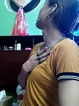 Snapshot of QueenSoreal chatting on 10.29.25 QueenSoreal online show from 10.29.25