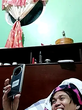 Snapshot of QueenSoreal chatting on 11.14.25 QueenSoreal online show from 11.14.25