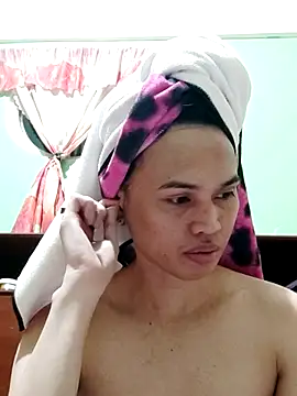 Snapshot of QueenSoreal chatting on 11.27.25 QueenSoreal online show from 11.27.25