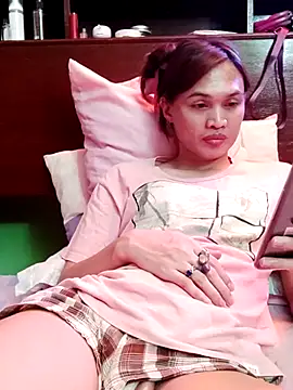 Snapshot of QueenSoreal chatting on 12.01.25 QueenSoreal online show from 12.01.25