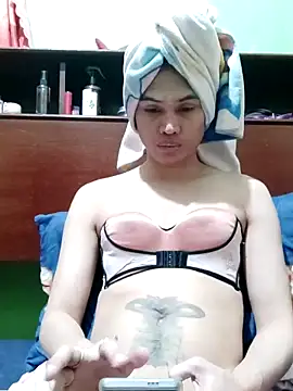 Snapshot of QueenSoreal chatting on 12.05.25 QueenSoreal online show from 12.05.25