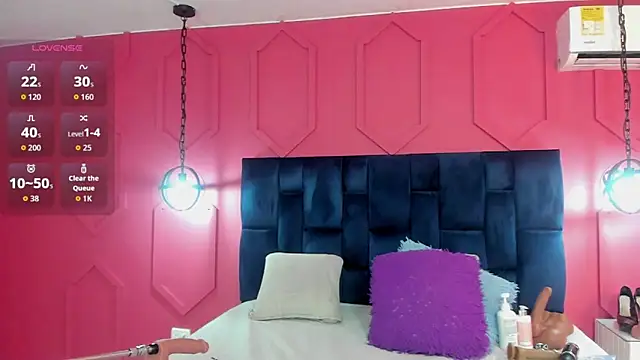 Snapshot of chantall1375 chatting on 11.25.25 chantall1375 online show from 11.25.25