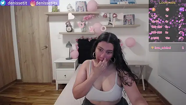 Snapshot of DenisseTits chatting on 04.16.26 DenisseTits online show from 04.16.26