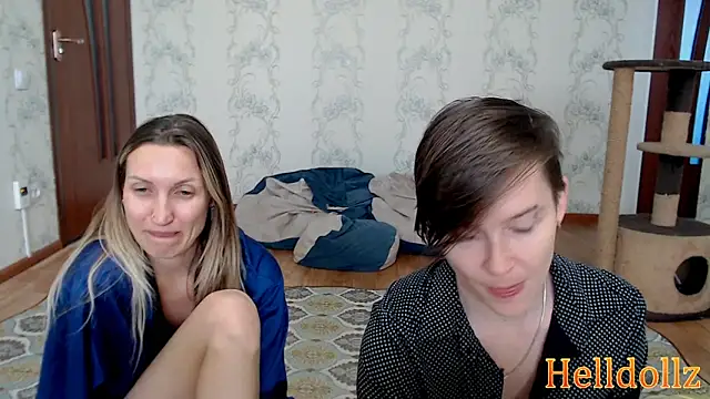 Snapshot of Helldollz chatting on 12.11.24 Helldollz online show from 12.11.24