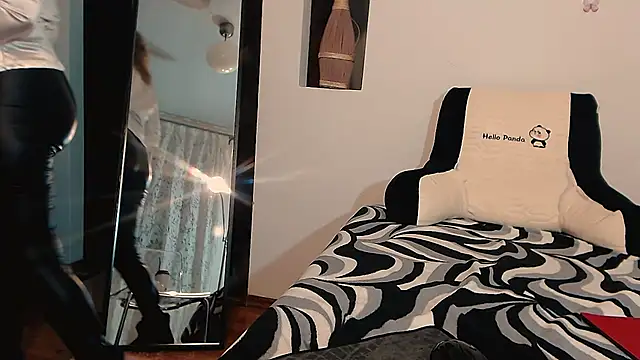 Snapshot of elacoquette chatting on 10.03.25 elacoquette online show from 10.03.25