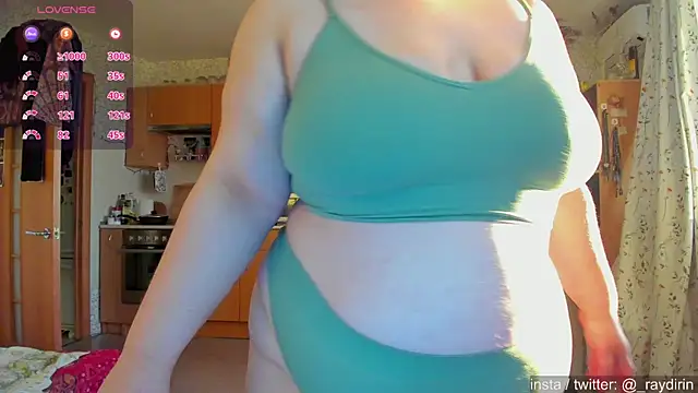 Snapshot of Raydirin chatting on 12.14.25 Raydirin online show from 12.14.25