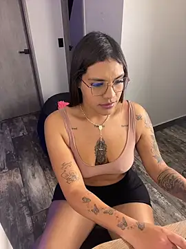 Snapshot of Victoria14_ chatting on 11.02.25 Victoria14 online show from 11.02.25