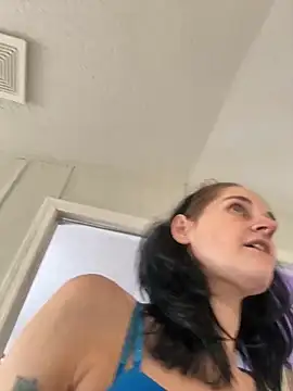 Snapshot of lolabunny9 chatting on 12.22.25 lolabunny9 online show from 12.22.25