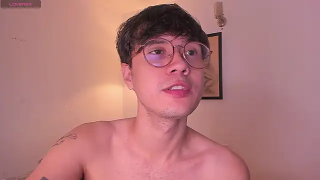 Snapshot of LeaneSeb chatting on 11.14.25 LeaneSeb online show from 11.14.25