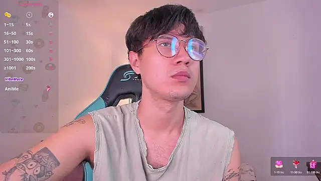 Snapshot of LeaneSeb chatting on 11.20.25 LeaneSeb online show from 11.20.25