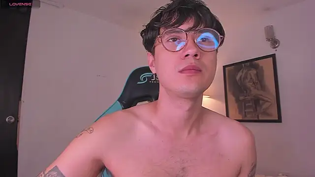 Snapshot of LeaneSeb chatting on 11.22.25 LeaneSeb online show from 11.22.25