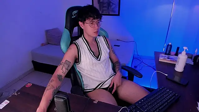 Snapshot of LeaneSeb chatting on 12.03.25 LeaneSeb online show from 12.03.25