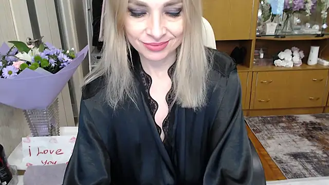 Snapshot of Mika_Passion chatting on 03.10.25 Mika Passion online show from 03.10.25