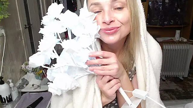 Snapshot of Mika_Passion chatting on 10.04.25 Mika Passion online show from 10.04.25