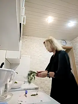 Snapshot of Mika_Passion chatting on 11.02.25 Mika Passion online show from 11.02.25