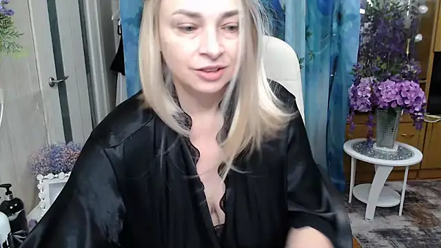 Snapshot of Mika_Passion chatting on 11.30.25 Mika Passion online show from 11.30.25