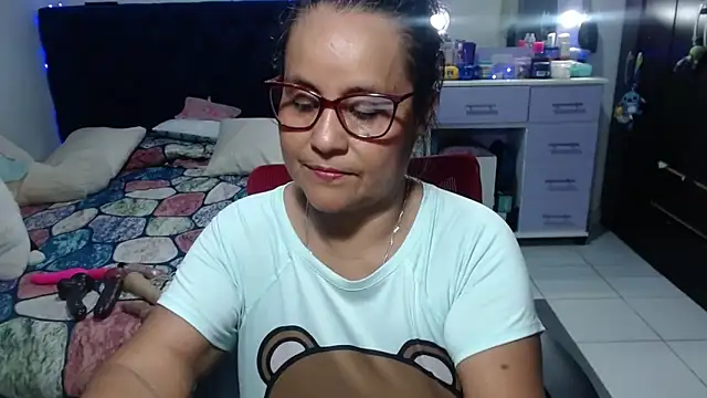 Snapshot of pervert_mommy_ chatting on 05.09.26 pervert mommy online show from 05.09.26