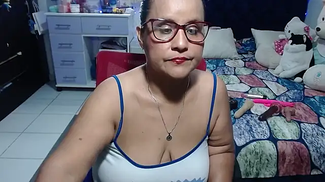 Snapshot of pervert_mommy_ chatting on 06.02.26 pervert mommy online show from 06.02.26