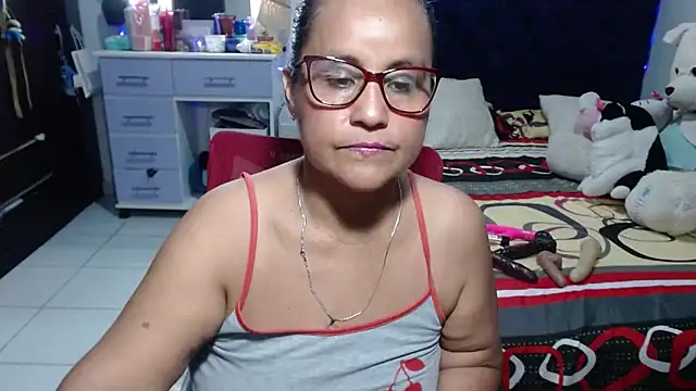 Snapshot of pervert_mommy_ chatting on 06.07.26 pervert mommy online show from 06.07.26