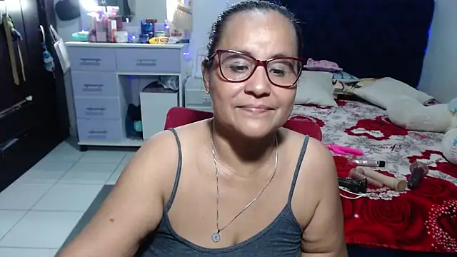 Snapshot of pervert_mommy_ chatting on 06.10.26 pervert mommy online show from 06.10.26