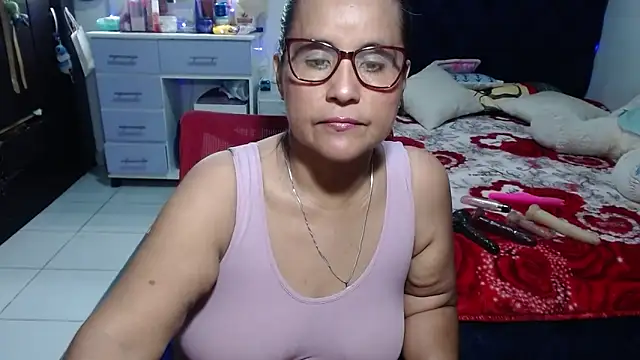 Snapshot of pervert_mommy_ chatting on 06.11.26 pervert mommy online show from 06.11.26