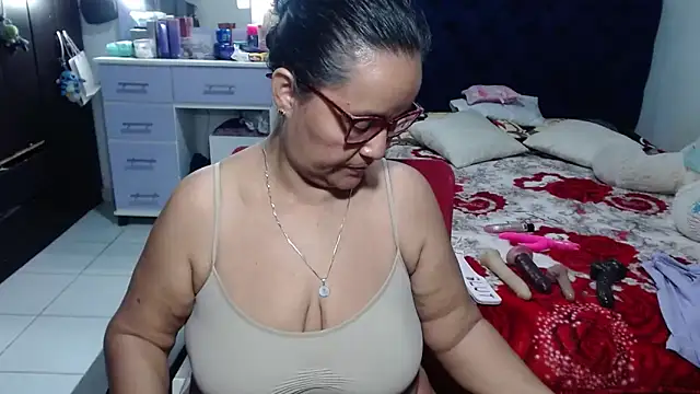 Snapshot of pervert_mommy_ chatting on 06.13.26 pervert mommy online show from 06.13.26