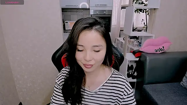 Snapshot of AyaMoon chatting on 10.01.25 AyaMoon online show from 10.01.25